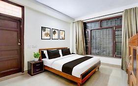 Super Townhouse Mall Road Near Library Chowk